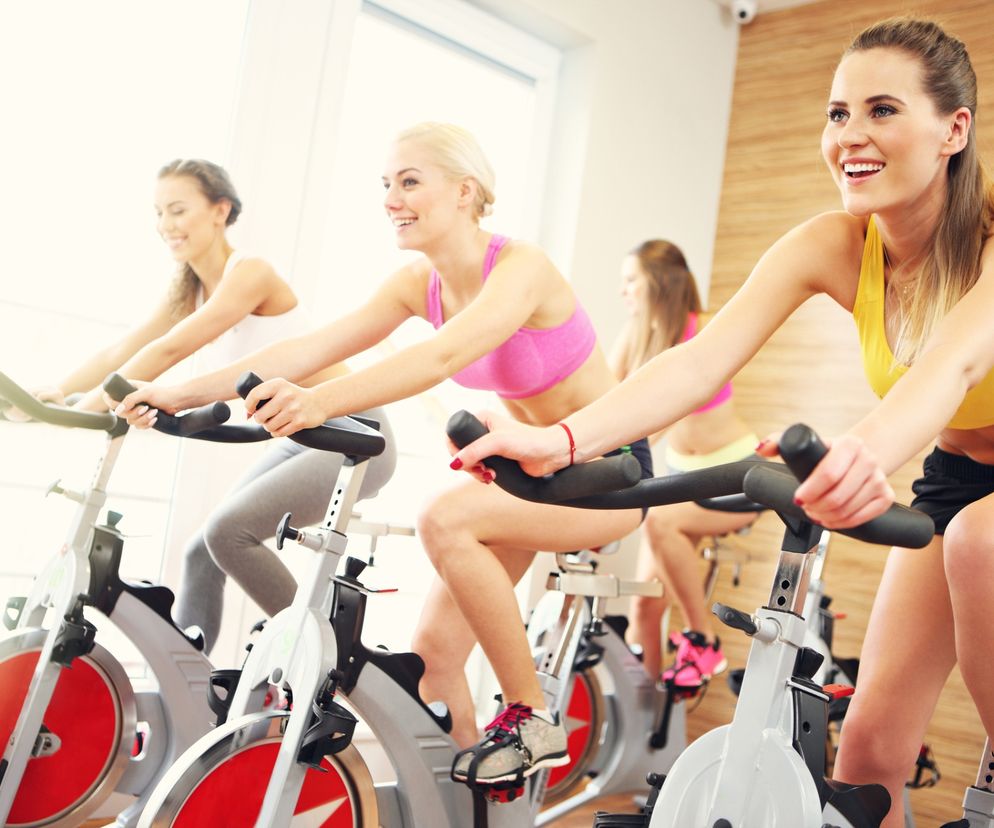 Na zajęciach ze spinningu to instruktor daje znak uczestnikom, kiedy mają zmienić pozycję.