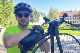 Strażak jedzie bicyklem dookoła Polski. Wszystko dla chorej córeczki