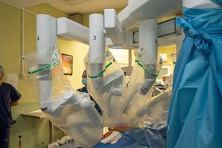 Sztuczna inteligencja przeprowadza operacje.