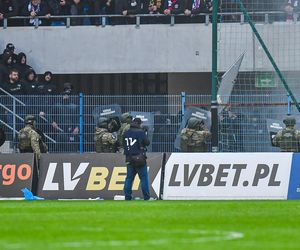 Skandal w derbach Śląska! Sędzia przerwał mecz, wybryki kibiców Górnika