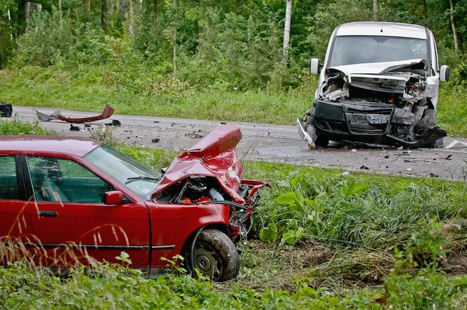 Sokołów Podlaski: Poważnie zderzenie bmw z fiatem. Ciężko ranna jest pasażerka bmw