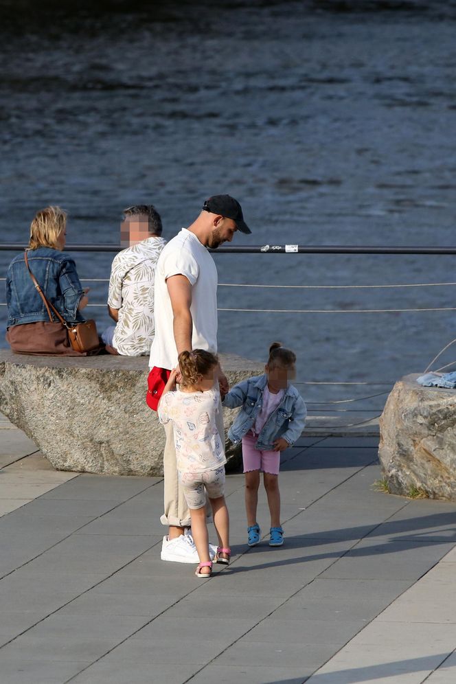 Maciej Pela z córeczkami nad Wisłą