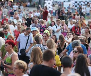 Potańcówka pod Teatrem Śląskim w Katowicach. Tłumy wręcz oszalały ZDJĘCIA