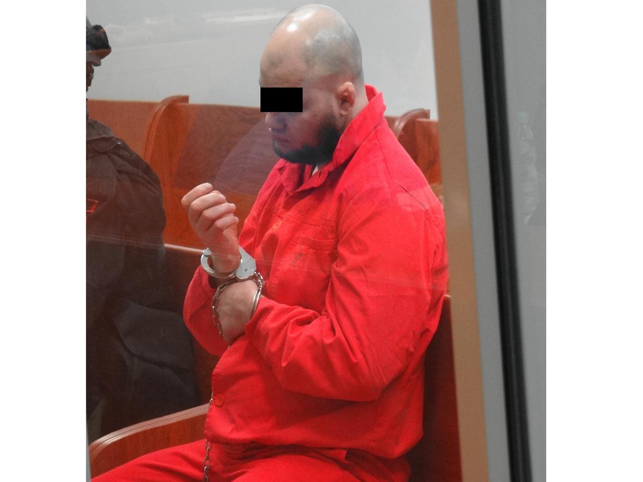 POLICJA BOI SIĘ PRZEWIEŹĆ GANGSTERA DO SĄDU.