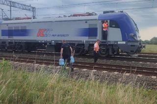 Policjanci pomogli pasażerom