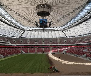 Rozkładanie murawy na Stadionie Narodowym