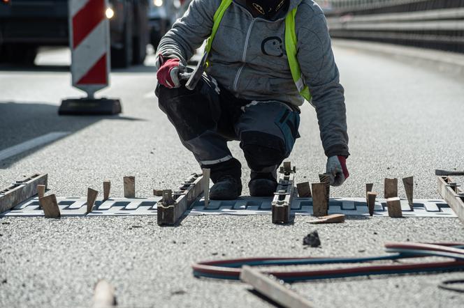 Drogowcy pracują na Trasie Siekierkowskiej