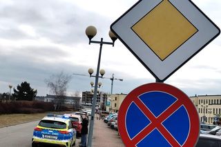 „Mistrzowie” parkowania pod lupą. Komenda Powiatowa Policji w Łęcznej prowadzi działania pod nazwą „Zakaz”