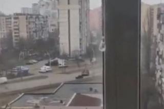 Ukraina. Rosyjskie pojazdy pancerne zmiażdżyły cywilny samochód. Kierowca ocalał! 