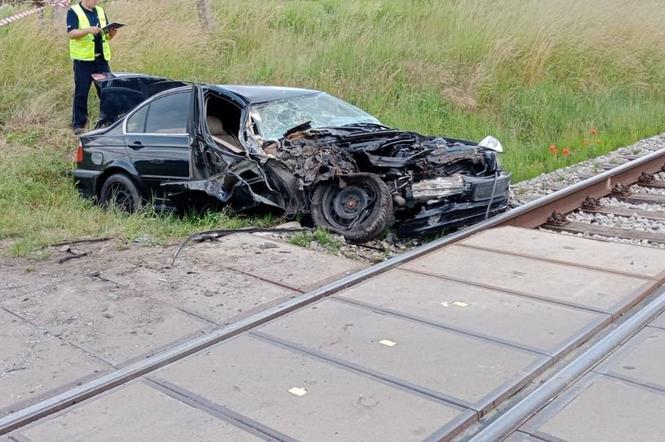 Lubelskie - kierowca osobówki wjechał w pociąg