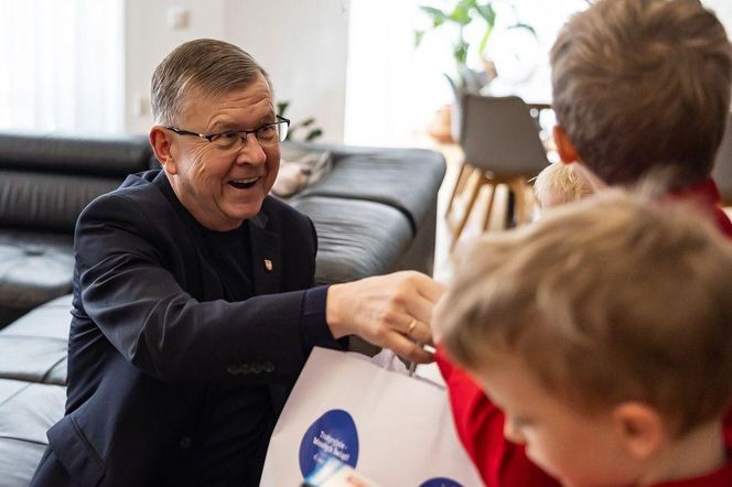 Sześcioraczki z Tylmanowej dostały świąteczne prezenty. Św. Mikołaj nie zapomniał o ich starszym braci