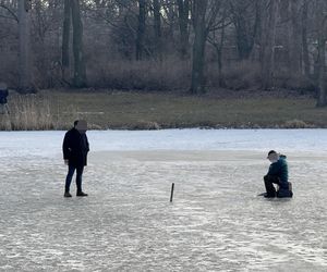 Skrajna nieodpowiedzialność. Spacerują po płytkim lodzie z dziećmi i psami. Dramat na Pradze-Południe w Warszawie