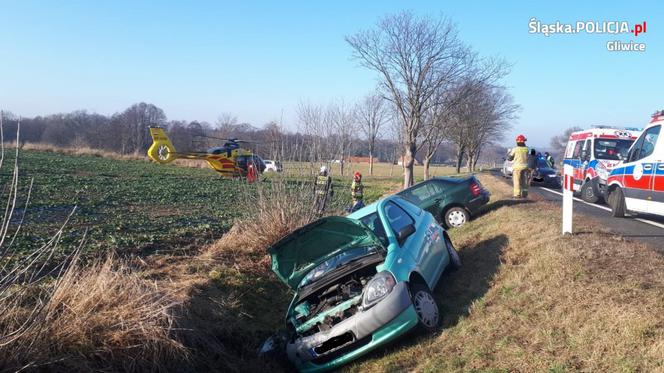 Policjanci uratowali poszkodowaną w wypadku. Kobieta była cała zakrwawiona, ledwo oddychała 