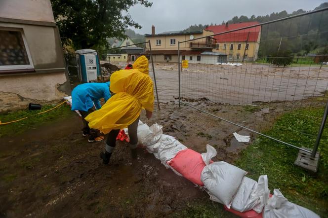 Rzeka Biała Lądecka wystąpiła z koryta. Woda zalewa Lądek Zdrój