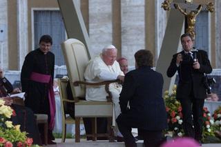 Obolali i schorowani Jan Paweł II i Krzysztof Krawczyk spotkali się w Watykanie. Potworny płacz zalał oczy 