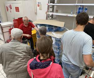 Jak wygląda sytuacja we Wrocławiu? Mieszkańcy wykupują wodę ze sklepów. Zaczyna brakować produktów