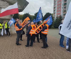 Hutnicy i koksownicy wyszli na ulice w Dąbrowie Górniczej. Apel do rządu o ratunek dla branży i tysięcy miejsc pracy
