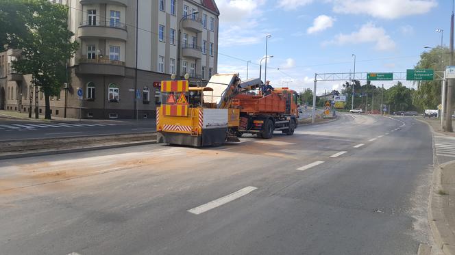 Poważne utrudnienia w centrum Grudziądza. Strażacy usuwają ogromną plamę oleju na ulicy Focha