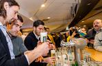 Piłkarze Borussii Dortmund nalewają piwo