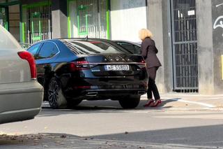 Służbową limuzyną do apteki