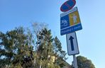 ​Ktoś przemalował strefę „Pocałuj i Jedź” przy Szkole Podstawowej nr 10 w Lesznie. Bo kojarzyła się z barwami Ukrainy