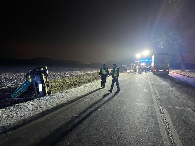 Karambol czterech pojazdów po opadach śniegu w Karolewku koło Leszna [ZDJĘCIA] 