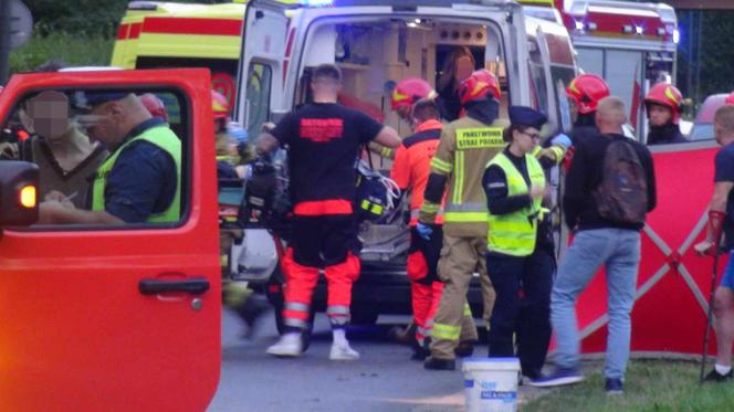 Reanimacja na ulicy. Motocyklista roztrzaskał się na Ochocie!