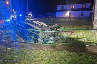 Białka Tatrzańska. Ukrainiec dachował oplem, niszcząc po drodze liczne przeszkody