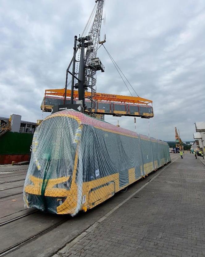 Nowe tramwaje dla Warszawy przypłynęły do Polski