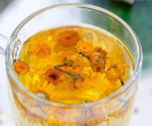 Niestrawność, grzybica i oparzenia. Ten babciny napar pozbywa się problemu 