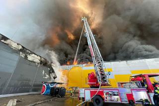 Strażacy pokazali zdjęcia ze środka. Tak wygląda spalona hala na Marywilskiej 44 