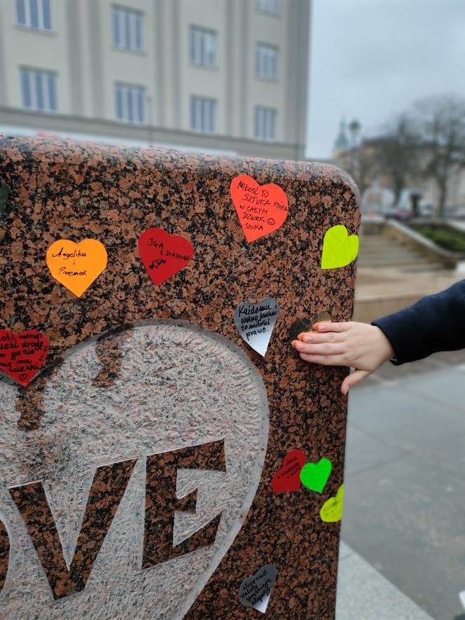 Walentynkowa rzeźba na Placu Artystów w Kielcach