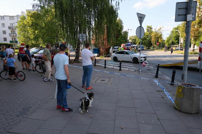 Zderzenie dwóch aut na Mokotowie; jeden z nich wjechał w ludzi