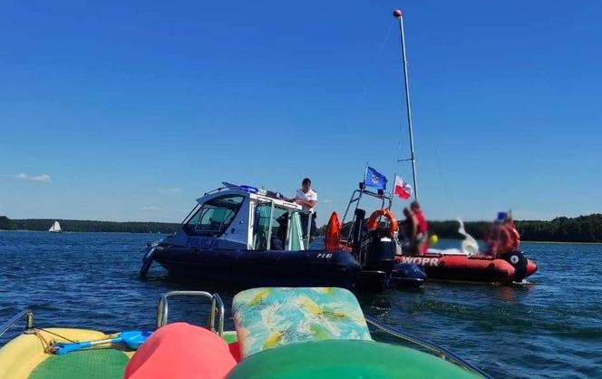 Wypadek na jeziorze Niesłysz. Wywrócił się katamaran, na pomoc ruszyli inni żeglarze