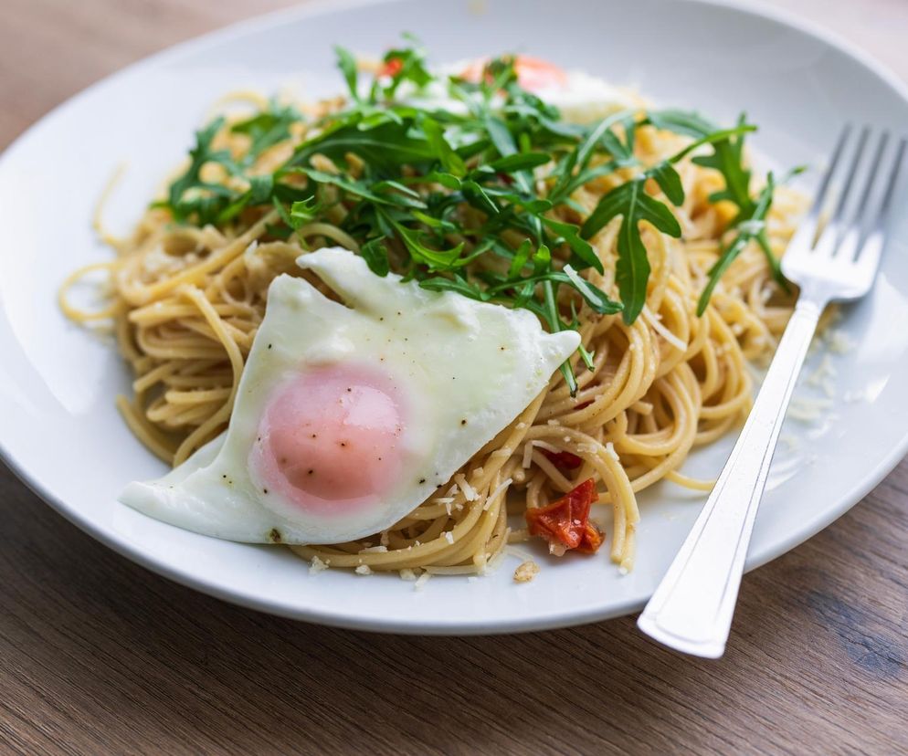 Zapomnij o carbonarze. Ten makaron jest smaczniejszy i prostszy w przygotowaniu