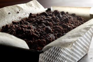 Ciasto węgielek - pyszny kakaowy biszkopt z kremem i malinową galaretką