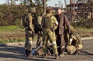 Ukraińscy żołnierze ewakuowani z zakładów Azowstal