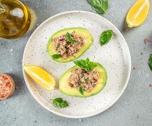 Awokado faszerowane kurczakiem to mój sposób na pyszną kolację. Gotowe w kilka minut