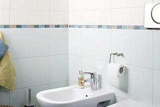 Morska łazienka w kolorach brązowym i niebieskim
