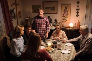 M jak miłość odc. 1781.Stryj Erwin (Andrzej Dopierała), wujek (Wojciech Cygan), Marcin (Mikołaj Roznerski), Kama (Michalina Sosna), ciotki Kamy (Gizella Bortel, Agata Jakoniuk)