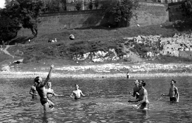 Chłopcy grający w wodzie w siatkówkę. Kraków Plaża nad Wisłą 1929