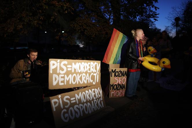 Protesty przed Wawelem w miesięcznice pogrzebu pary prezydenckiej