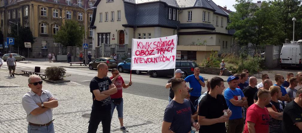 Górniczy protest przed siedzibą PGG. Chcemy podwyżek! [ZDJĘCIA]