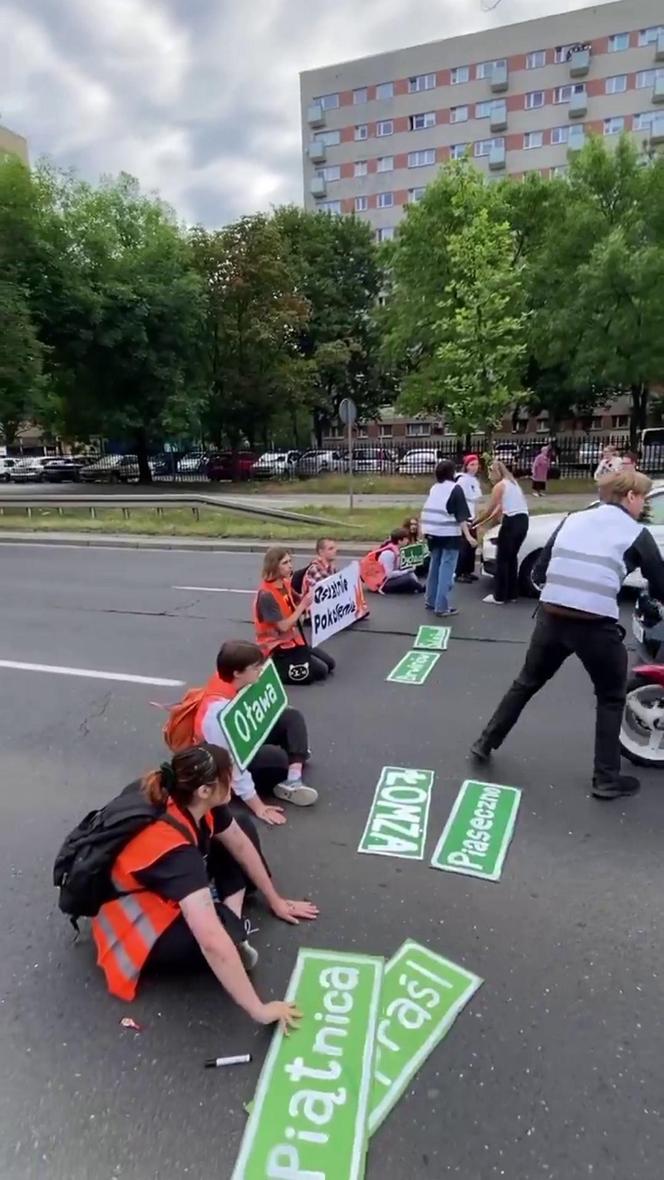 Gazem i gaśnicą w aktywistów. Kierowcy dostali furii. Blokada Czerniakowskiej wymknęła się spod kontroli