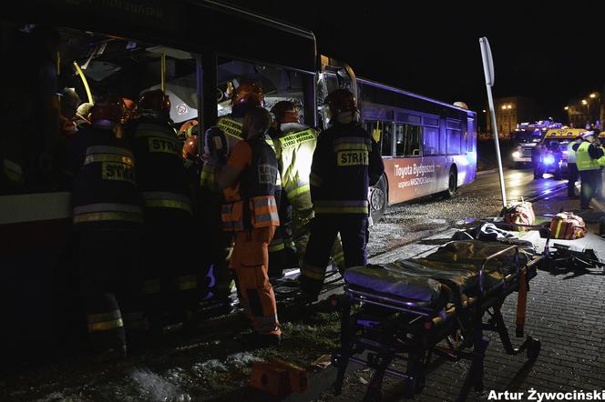 Czołówka dwóch autobusów! Są ranni