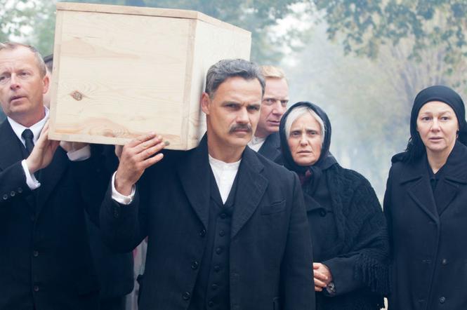 Stulecie Winnych 2 sezon odc. 14. Pogrzeb Antoniego. Stanisław (Jan Wieczorkowski), Bronisława (Kinga Preis), Kazia (Katarzyna Kwiatkowska), Władysław (Arkadiusz Janiczek)