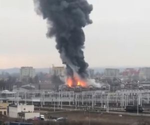 Potężny pożar zabytkowej hali w Gdańsku. Wielka chmura dymu w mieście