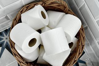 Do szafy z ręcznikami i pościelą włożyłam rolkę papieru toaletowego. Szybko poczułam różnicę