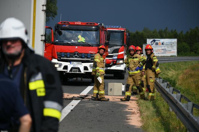 Tragiczny wypadek w Krzepicach. Auto czołowo zderzyło się z TIRem