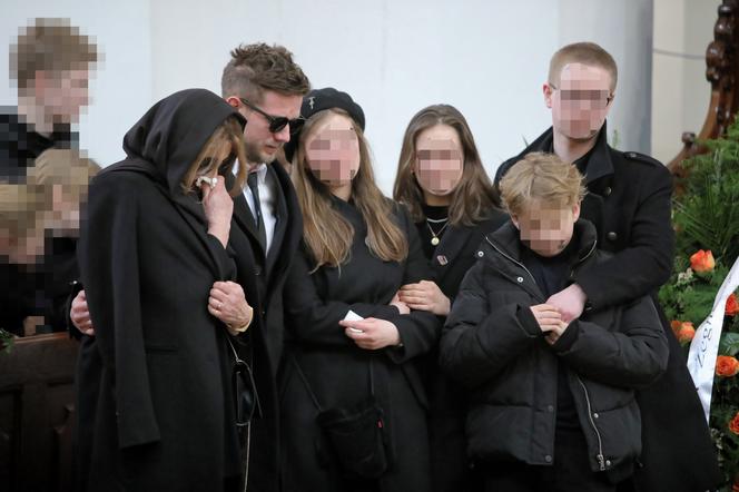 Rodzina na pogrzebie Pawła Królikowskiego 